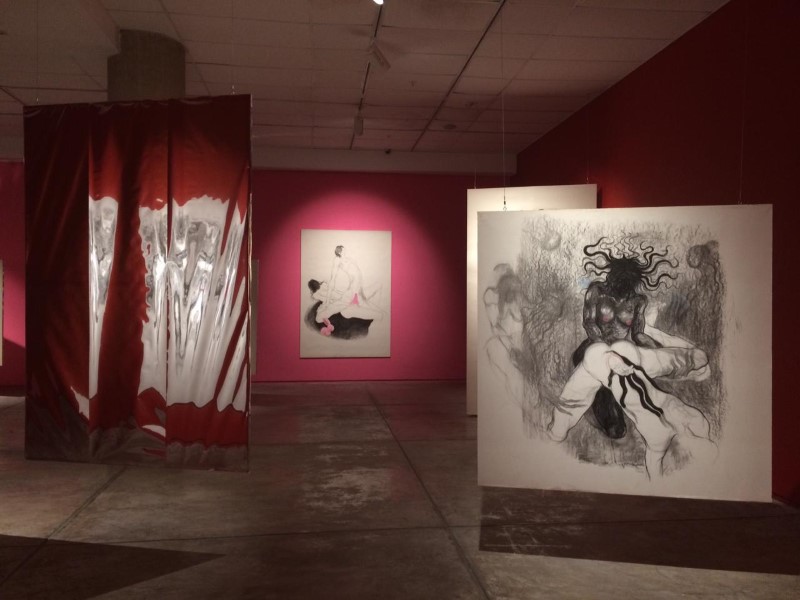 Vista de la exposición "Tú me quemas", de M Román, en el ICPNA San Miguel, Lima, 2021. Cortesía: ICPNA
