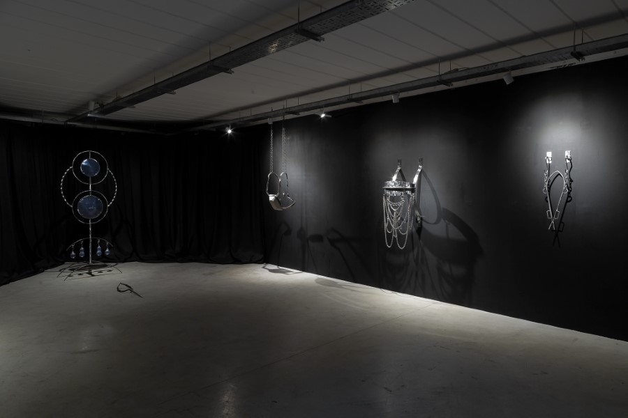 Vista de la exposición “¿Para qué sirven las espinas?”, de Samantha Ferro, en Acéfala Galería, Buenos Aires, 2021. Cortesía de la galería
