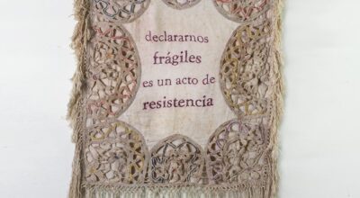 Nilda Rosemberg, ST, 2021, bordado a mano sobre carpeta tejida al crochet, 72 x 100 cm. Foto: Gustavo Barugel. Diseño: Emiliano Guerresi / JLdS