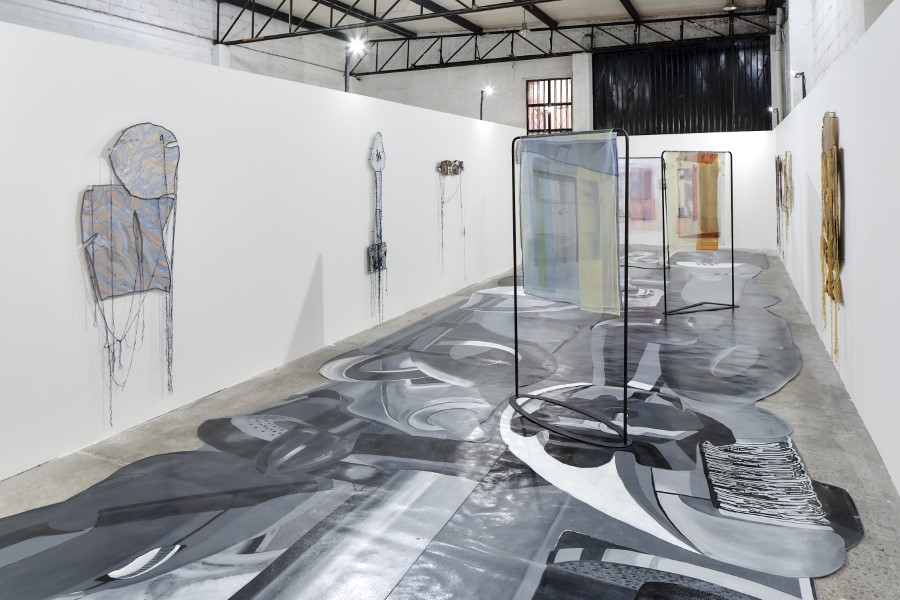Vista de la exposición "Aura significa soplo", de Ana Navas, en Pequod Co., Ciudad de México, 2021. Foto cortesía de la galería