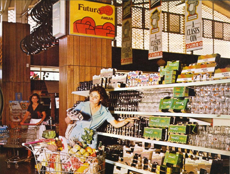 Detalle publicitario de consumidoras en supermercado del sector oriente de Santiago junto a stand de loza Futura. Santiago de Chile, circa 1977-1978. Fuente: Cristalchile, Memoria Anual 1978