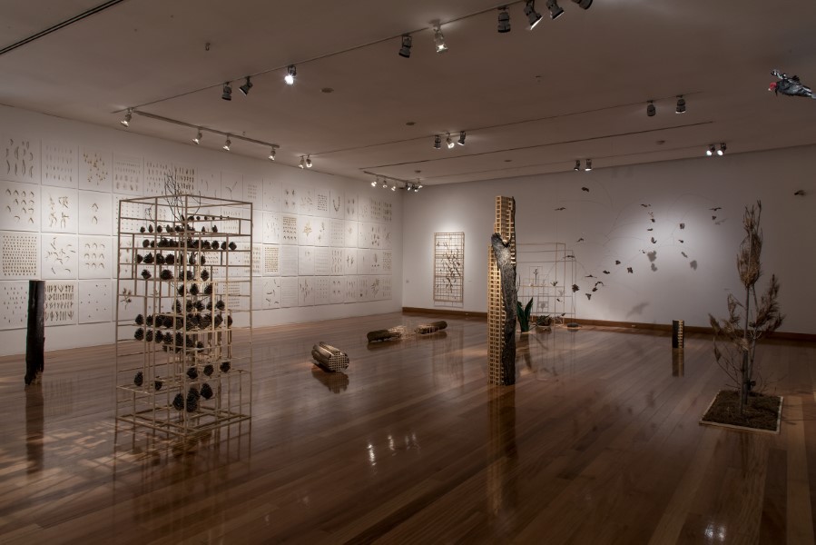 Vista de la exposición "Diorama en expansión", de Rodrigo Arteaga, en el MAVI, Santiago de Chile, 2021. Foto: Jorge Brantmayer