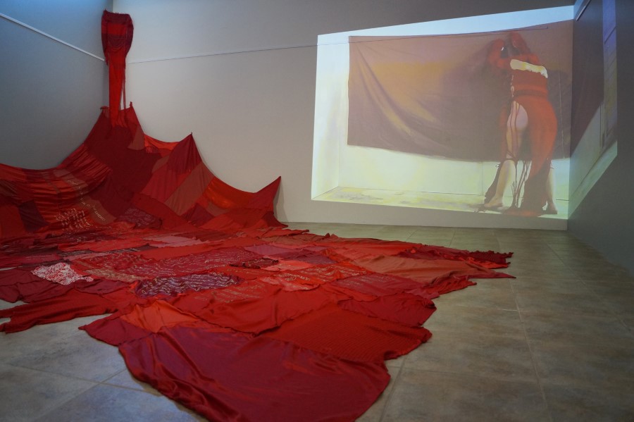 Vista de la exposición "Quiero llorar a mares", de Gabriela Carmona, en el Museo Histórico de Placilla, Valparaíso, Chile, 2021. Foto cortesía de la artista 