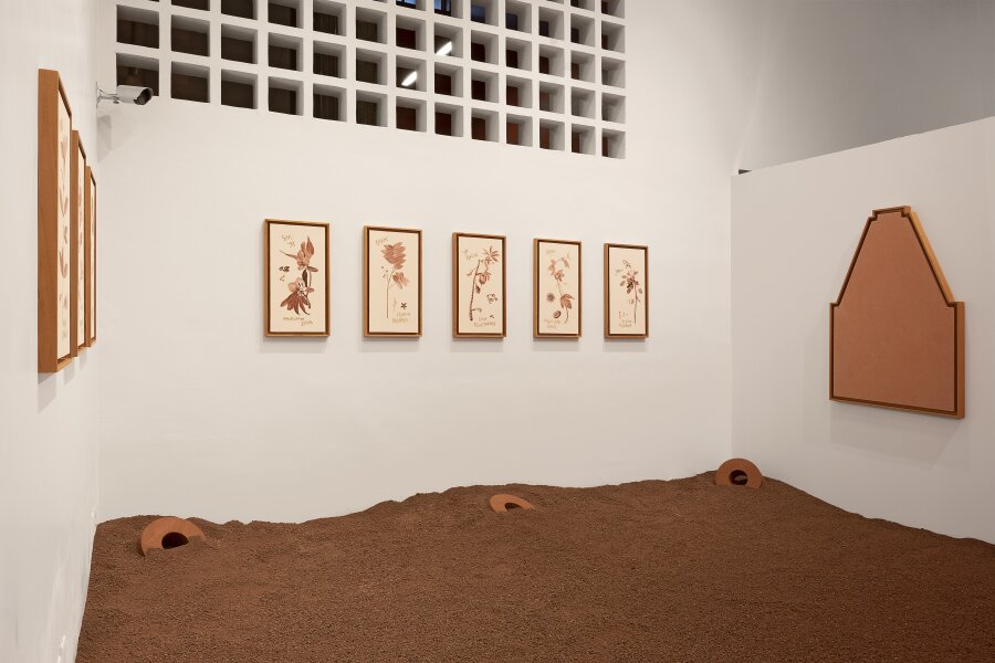 Vista de la exposición "Una imagen nunca es ceniza", de Carlos A. Mora, en Proyecto Arte, Guadalajara, México, 2021. Foto: Noemí García. Cortesía del artista