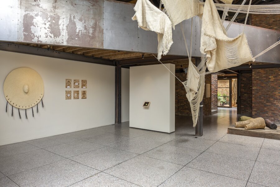 Vista de la exposición Mutualismos, en Plural, Bogotá, 2021. Cortesía Plural. Foto Sebastián Cruz