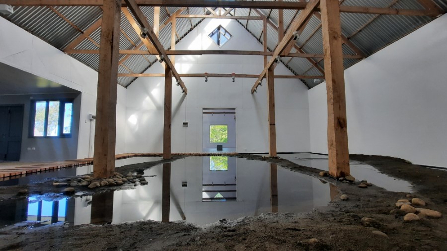 Vista de la instalación "Anfibia", de María Gabler, en el MAM Chiloé, Chile, 2021. Foto cortesía del museo