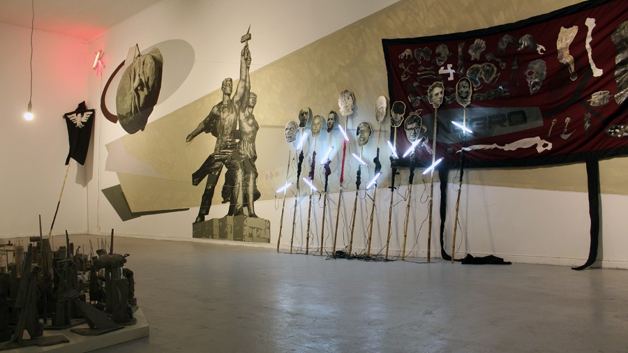 Vista de la exposición “Blanqueamiento Estadual”, de Víctor Hugo Bravo, en el Museo de Arte Contemporáneo (MAC) de Quinta Normal, Santiago de Chile, 7 de octubre - 5 de noviembre de 2021. Foto cortesía del artista