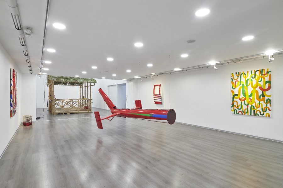 Vista de la exposición "El último hangar", de Augusto Ballardo, en Galería Impakto, Lima, 2021. Cortesía de la galería