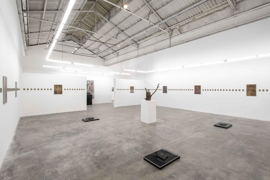 Vista de la exposición "Árboles profundamente artificiales", de Martín Legón, en la galería Barro, Buenos Aires, 2021. Cortesía de Barro y el artista 