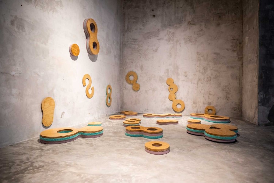 Jessica Briceño Cisneros, Archipiélago, 2021, instalación escultórica (madera, espuma de aislación, esponja), medidas variables. Cortesía: N.A.S.A.L