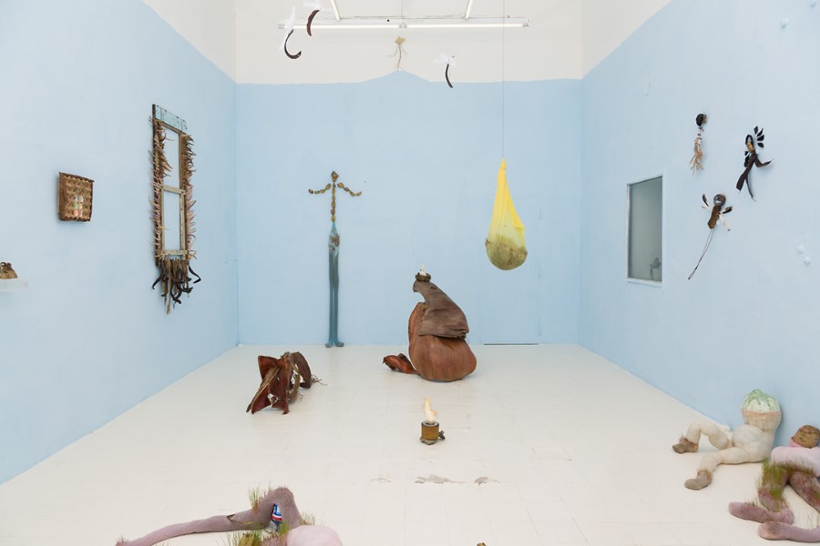 Vista de la exposición "Folk Platense" en NN Galería, La Plata, Argentina, 2021. Foto cortesía de la galería