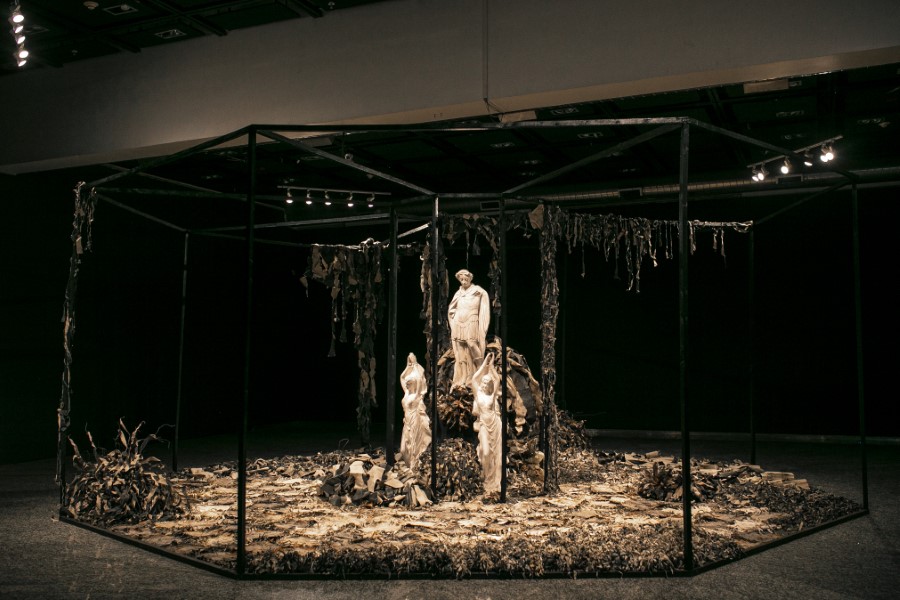 Vista de la exposición "Octaedro", de Gonzalo Pedraza, en la Sala de Arte CCU, Santiago, 2021. Foto cortesía de Sala CCU