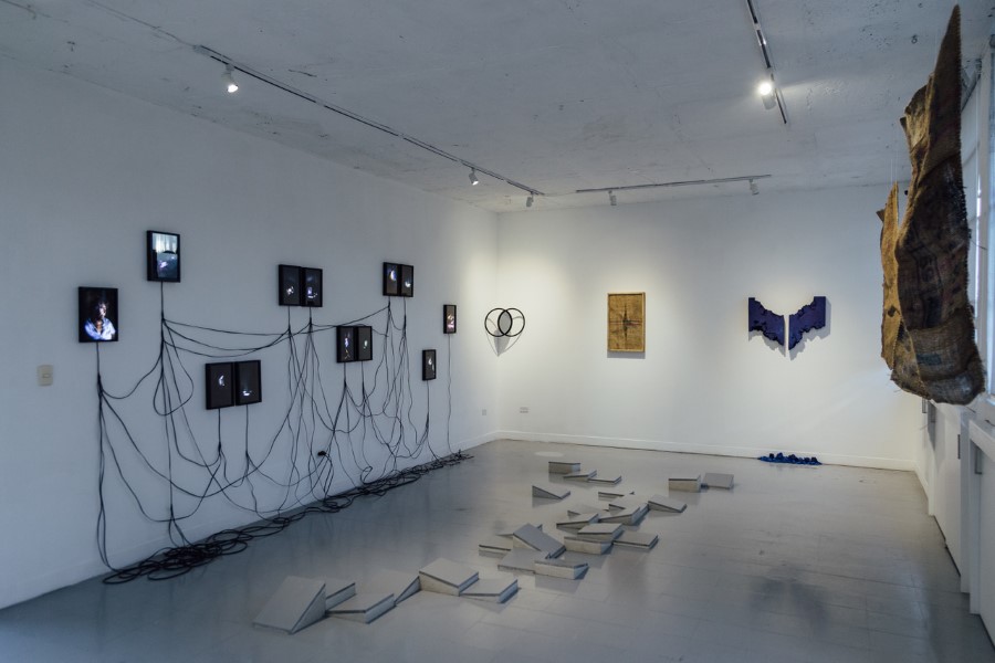 Vista de la exposición "Al revés de la intemperie", en Policroma Galería, Medellín, Colombia, 2021. Foto cortesía de la galería