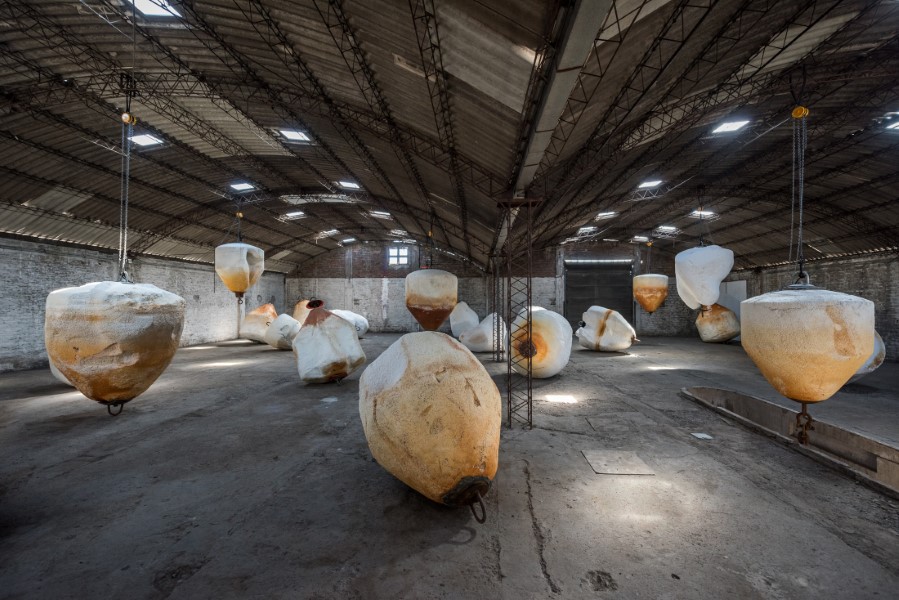 Vista de la exposición "Flotación y destrucción", de Alejandro Leonhardt, en un_espacio, Santiago de Chile, 2021. Foto cortesía del artista
