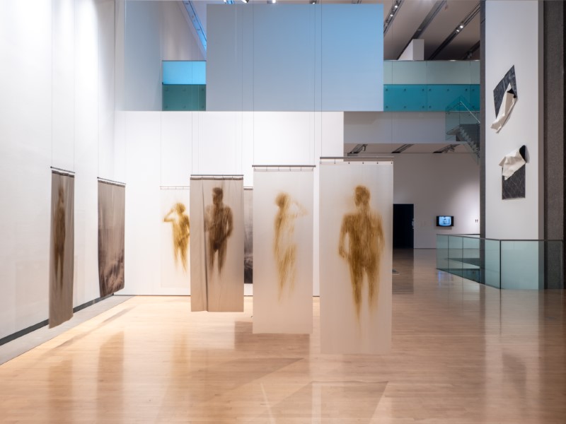 Vista de la exposición "Óscar Muñoz: Invisibilia", 2021, en el Phoenix Art Museum. Foto: ©Phoenix Art Museum