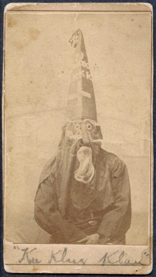 Fotografía de los primeros klansman con vestido y máscara tipo brujo, c.1870-1880, North Carolina Museum of History, Raleigh (EEUU)