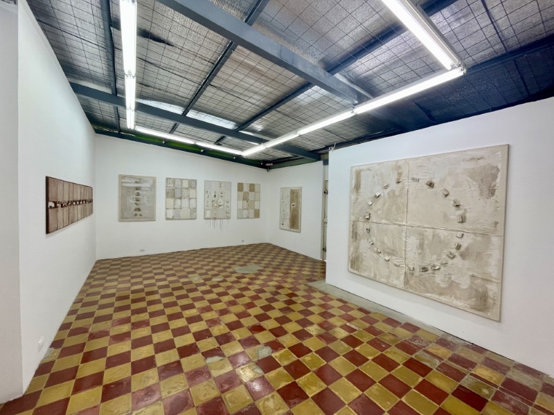 Vista de la exposición "Carne, Cobre / Cuerpo, Come", de Jamie Denburg Habie, en Galería Extra, Ciudad de Guatemala, 2022. Cortesía de Extra