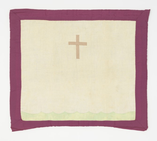Feliciano Centurión, Sin título (Cross with lilac border), c. 1996, técnica mixta bordada sobre cobertor, 51 x 59 cm. Cortesía: Galeria Millan