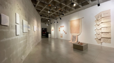 Vista de la exposición "uncanny", en +Arte Galería, Quito, Ecuador, 2022. Foto cortesía de María Fernanda Carlos
