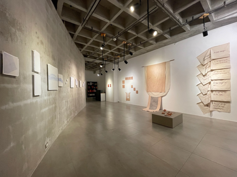 Vista de la exposición "uncanny", en +Arte Galería, Quito, Ecuador, 2022. Foto cortesía de María Fernanda Carlos
