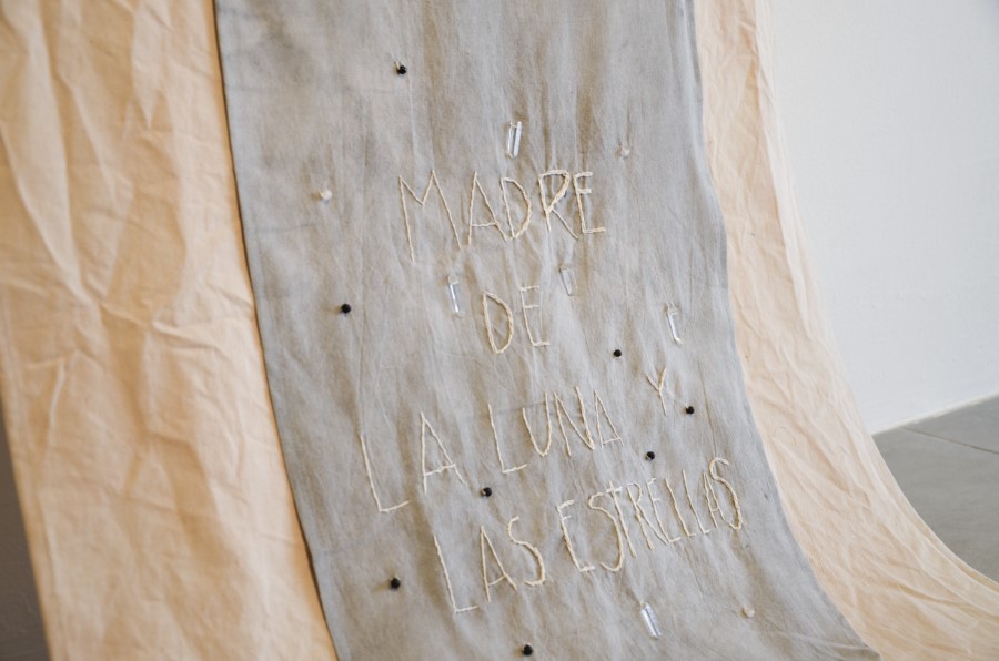 María Fernanda Carlos, Cambiando de piel, 2022, tela teñida con aguacate y tinta china en baño de luna llena, 310 x 160 cm. Ed. 1/2