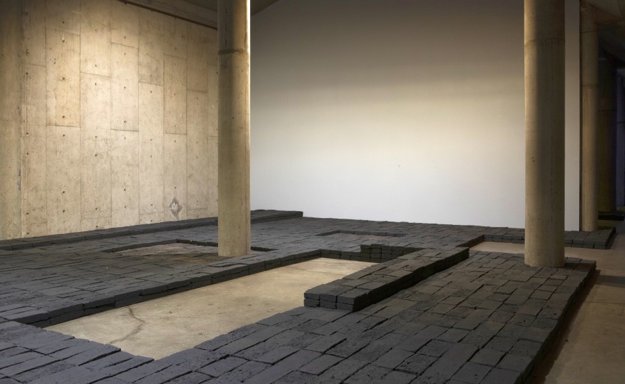 Vista de la exposición "Apacheta", de Paula Zegers, en la galería Concreta, M100, Santiago de Chile, 2022. Foto cortesía de M100