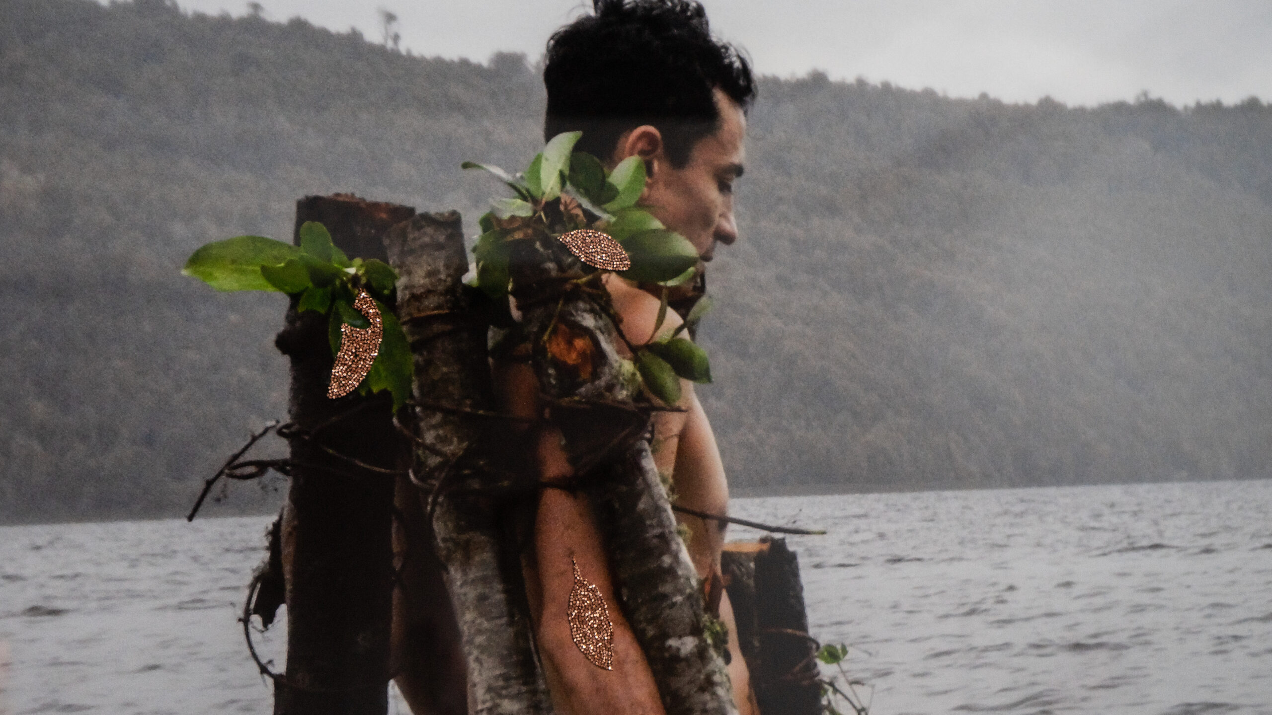David Corvalán, “Refugio 2”, 2019-2020, fotografía intervenida de registro performático en Lago Tarahuín, Chiloé, abril 2019. Cortesía del artista