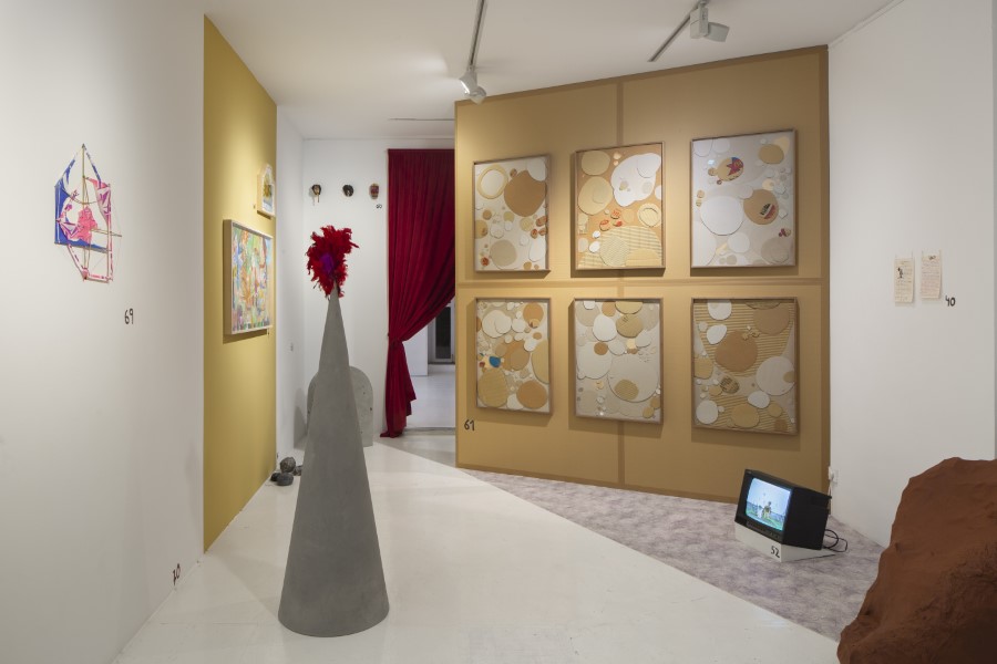 Vista de la exposición "Los trabajos o el juego de la vida", de Sara Ramo, en Travesía Cuatro, Madrid, 2022. Cortesía de la galería