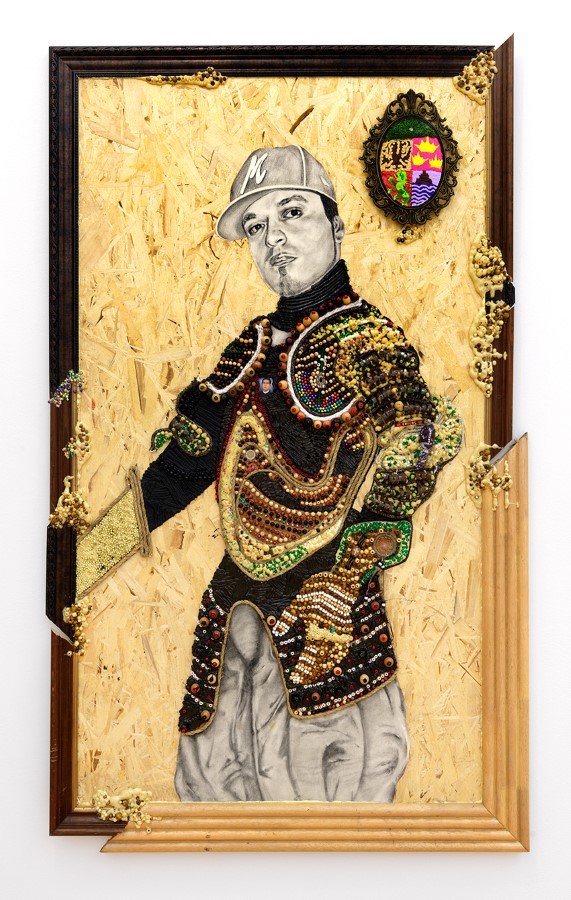 Luis A. Sahagún, Cicatrices de Un Malcriado, 2019, silicona, carboncillo, cuentas y cáñamo sobre madera, 190,5 × 83,8 × 10,2 cm. Cortesía: Latchkey Gallery