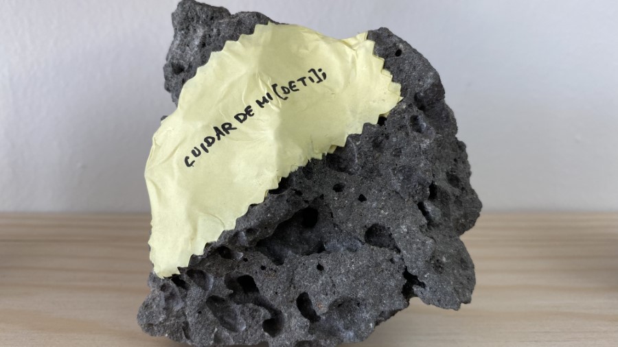 Verónica Gerber Bicecci, Centón pétreo, 2021, piedras volcánicas con texto escrito a mano sobre repisas de madera, 105 x 90 cm. Cortesía de la artista y Proyecto Caiman