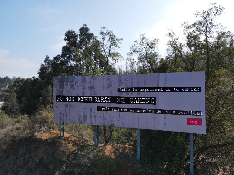 Vía Crisis, un proyecto de Metro21, 15 obras de poesía visual en 15 vallas publicitarias a lo largo de la Ruta 68, en dirección Santiago a Valparaíso, Chile, 15 abr-15 may, 2022. Foto cortesía de Metro21