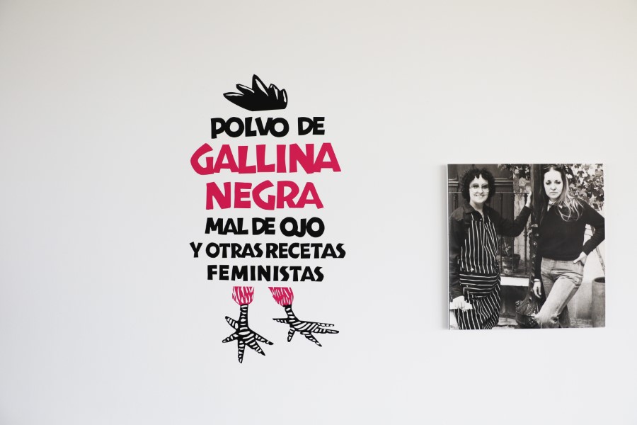 Vista de la exposición "Polvo de Gallina Negra: mal de ojo y otras recetas feministas", en el Centro Nacional de Arte Contemporáneo (CNAC), Santiago de Chile, 2022. Foto cortesía del CNAC