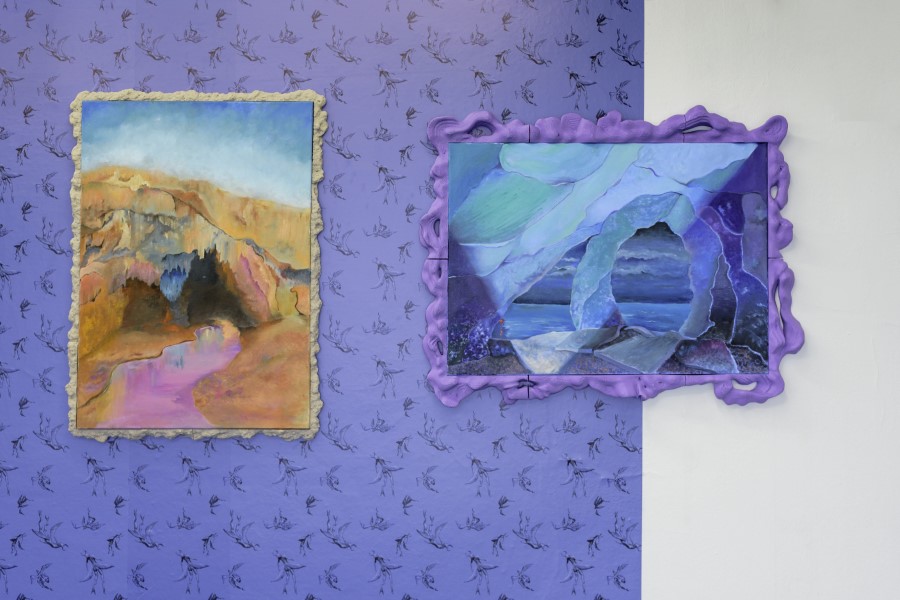 Pinturas de María “Kuki” Pierri; marcos por Trinidad Metz Brea. “Como ecos en la bruma”, Pionera Galería, Provincia de Buenos Aires, 2022. Foto cortesía de las artistas y la galería
