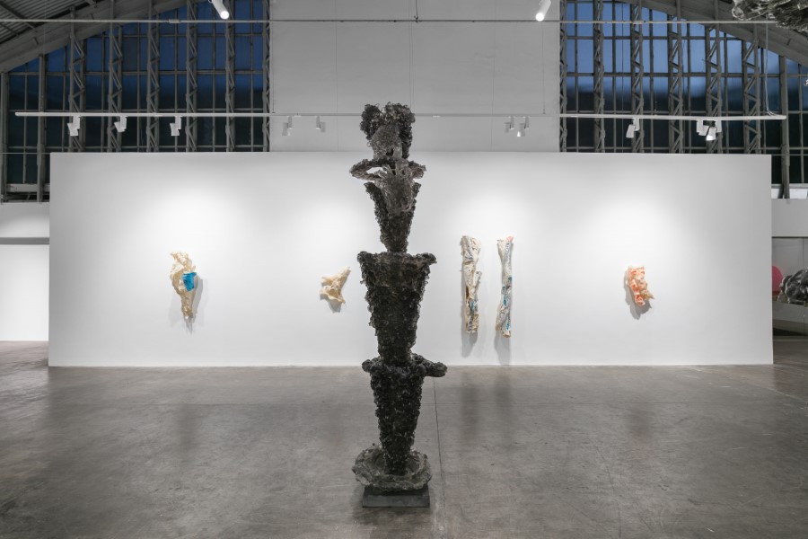 Lynda Benglis: Frozen Gestures. Vista de la exposición en Mendes Wood DM, São Paulo, Brasil, 2022. Foto cortesía de la galería