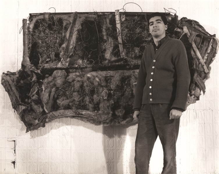 Raphael Montañez Ortiz con "Archaeological Find #22", 1961. Foto: Archivo El Museo del Barrio, NY