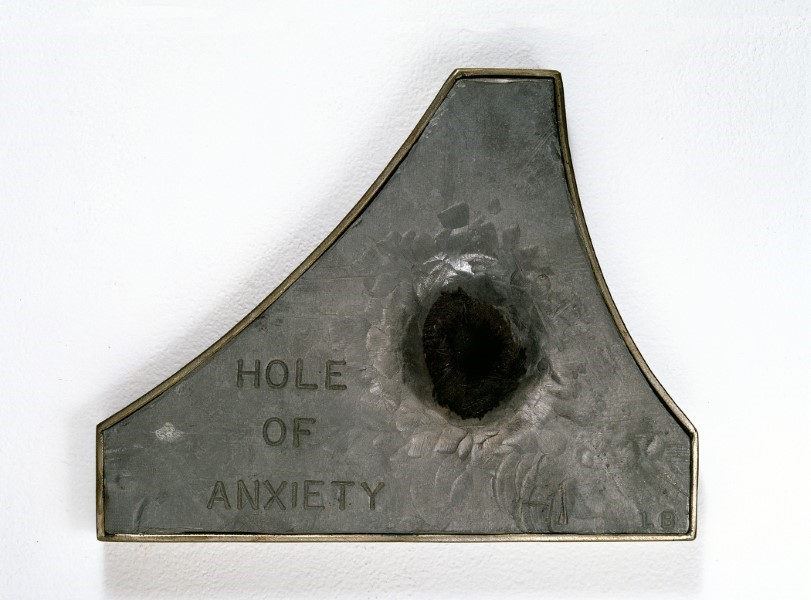 Louise Bourgeois, Hole of Anxiety, 1999, relieve de pared (plomo, tela, hilo y acero), 18,1 x 22,9 cm. Foto: Christopher Burke