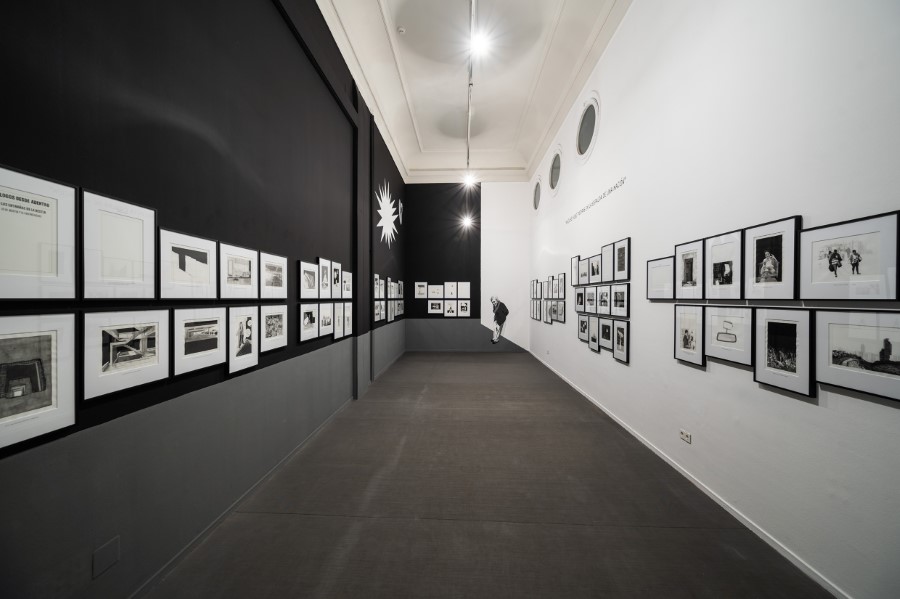 Vista de la exposición "Las entrañas de la bestia", de Ángela Bonadies & Juan José Olavarría, en La Virreina Centre de la Imatge, Barcelona, España, 2022. Foto cortesía de La Virreina