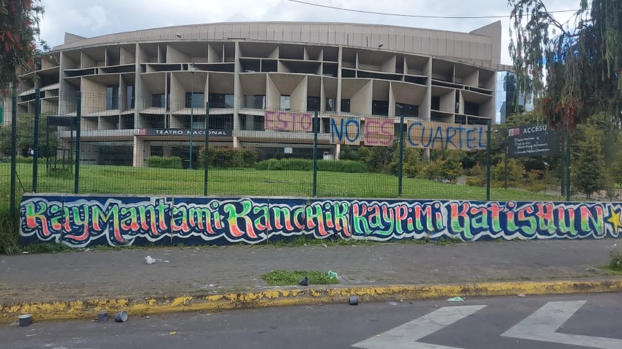 IZRREAL. Kaymantami Kanchik Kaypimi Katishun (De aquí somos y aquí seguiremos). Intervención urbana en los exteriores de la Casa de las Culturas Ecuatorianas, durante el Paro Nacional, 2022.
