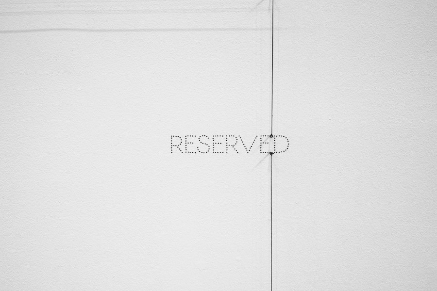 Andrés Michelena, Reserved (detalle), 2022, clavos y cuerda. Piero Atchugarry Gallery, Miami. Foto: Rafael Guillén