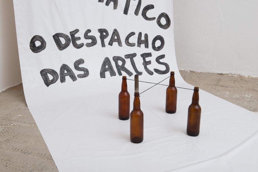 Luiz Alphonsus, Conceitual Caboclo, 1975, botella, vela y tela. Ed: 1/1 + 1 P.A, medidas variables. Foto: José Pelegrini. Cortesía: Galeria Jaqueline Martins