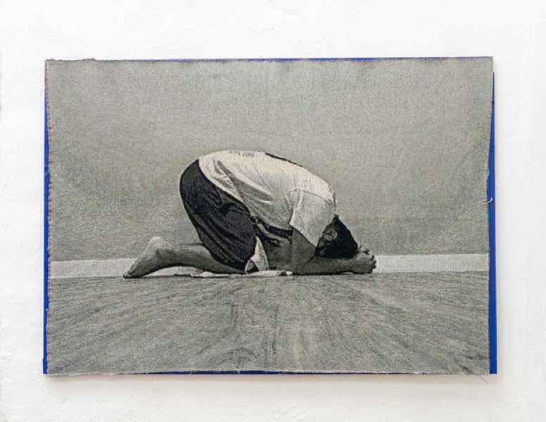 Gonzalo Hernández, Untitled (Kneel) [detalle], 2022, tejido jacquard, 122 x 86 cm. Cortesía del artista y Vigil Gonzales Galería