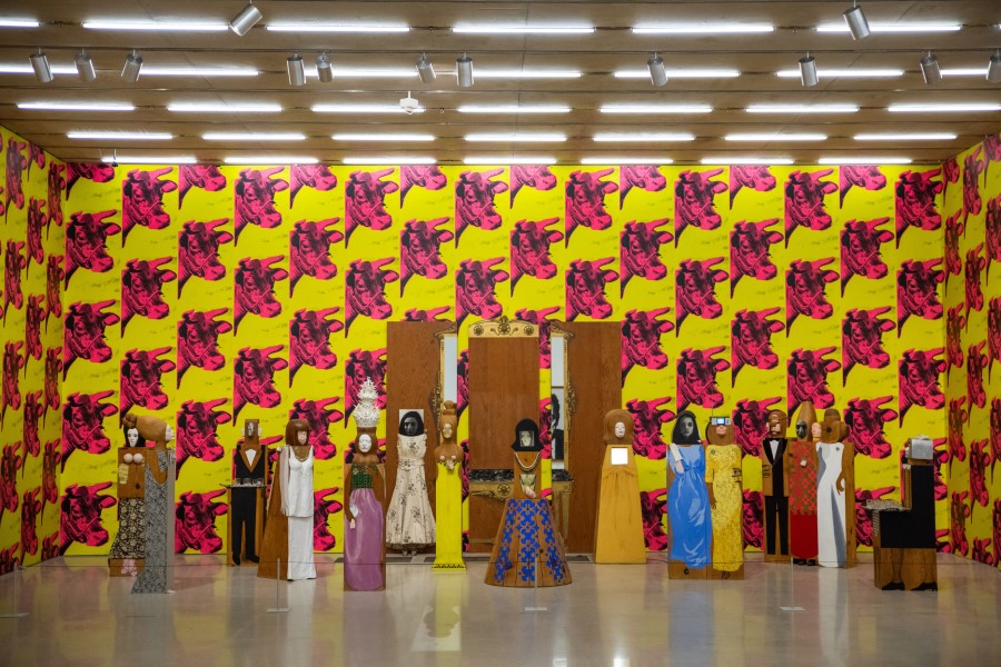 Marisol, The Party, 1965-66, instalada con el Cow Wallpaper (1966) rosa y amarillo de Andy Warhol al fondo. Foto: World Red Eye. Cortesía: PAMM