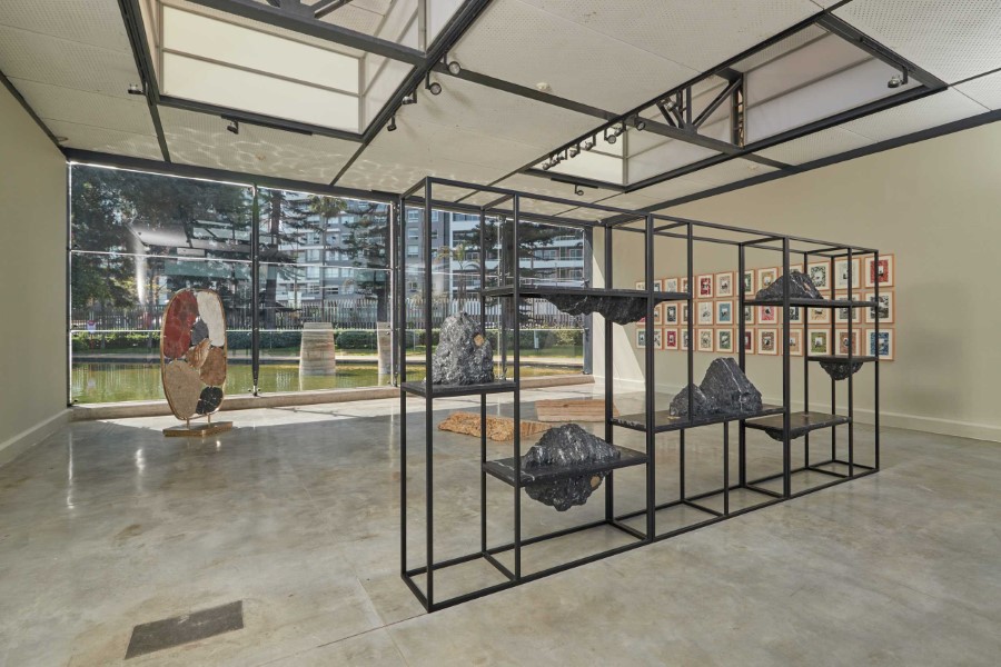 Vista de la exposición “Ensayos de lo sólido”, de Elena Damiani, en el MAC Lima, Perú, 2022. Foto cortesía de MAC Lima