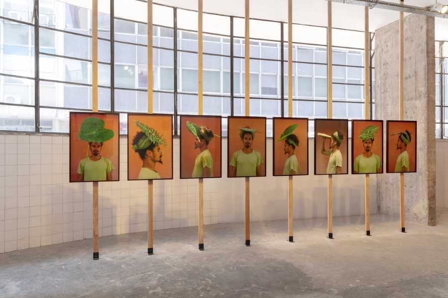 Vista de la exposición "Vuadora", de Paulo Nazareth, en Pivô, São Paulo, 2022. Foto: Everton Ballardin