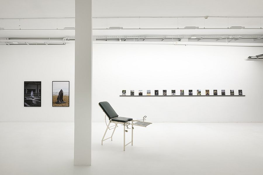Vista de la exposición "No te creo", de Regina José Galindo, en ADN Galería, Barcelona, 2022. Cortesía de la artista y ADN Galería. Foto: Roberto Ruiz