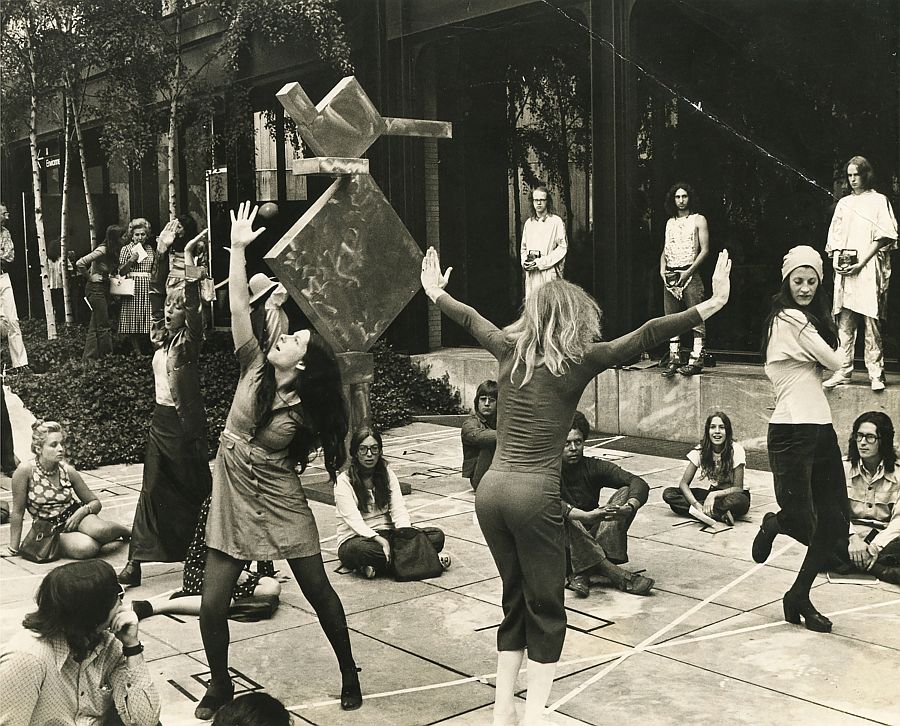 Marta Minujín, Interpenning, 1972-2022. Registro de performance realizado en el MoMA, Nueva York. Impresión inkjet sobre papel blueback. Cortesía: Archivo Marta Minujín