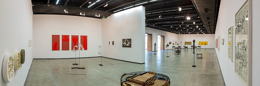 Vista de la exposición "Anna Maria Maiolino – PSSSIIIUUU...", en el Instituto Tomie Ohtake, São Paulo, 2022. Foto cortesía de ITO
