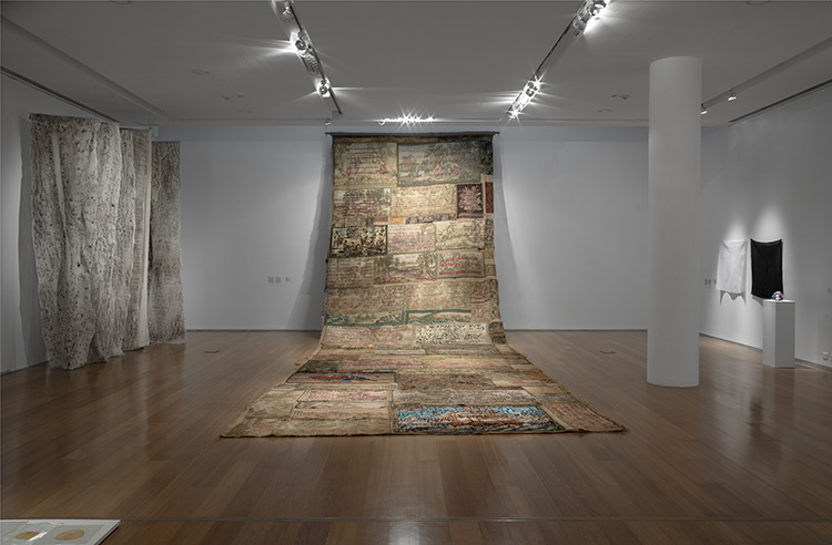 Vista de la exposición “Aó. episodios textiles de las artes visuales en el Paraguay”, en el Museo de Arte Latinoamericano de Buenos Aires (MALBA), 2022. Foto cortesía del MALBA
