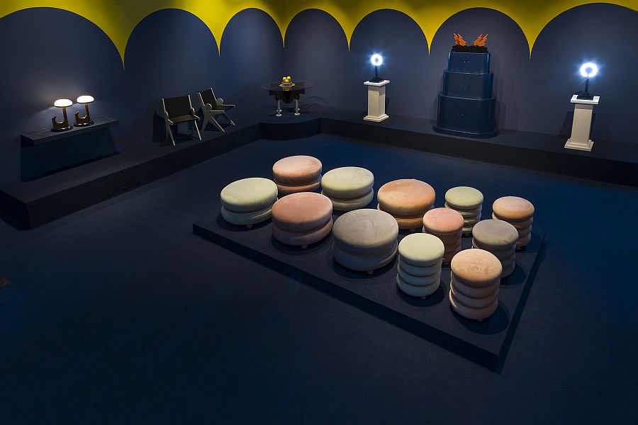 Vista de la exposición “Bombonera”, en Galería Calvaresi, Buenos Aires, 2022. Foto cortesía de la galería