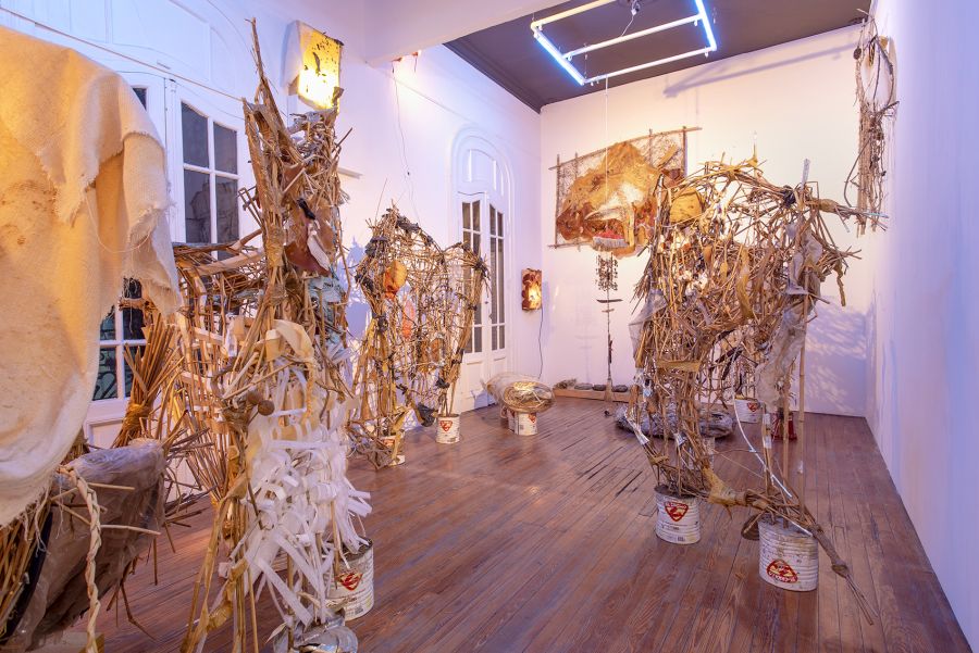 Vista de la exposición POST PAJA, de Denise Groesman, en Moria Galería, Buenos Aires, 2022. Foto: Santiago Ortí